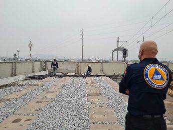 Rescatan a perrito en viaducto del Metrorrey. | Cortesía: Protección Civil de Nuevo León