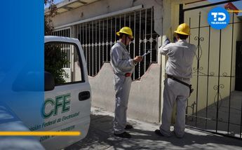 Cómo checan el medidor de luz los trabajadores de la CFE.