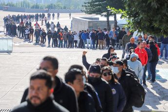 Así son las filas de trabajadores sindicalizados de Audi que acuden a votar al CCU / Agencia Es Imagen