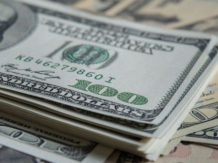 El valor del precio frente al dólar varía diariamente | Freepik