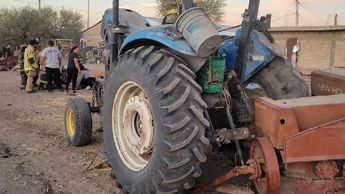 Afortunadamente, el tractor no aplastó el torso del trabajador, lo que evitó un desenlace fatal. | Foto Especial