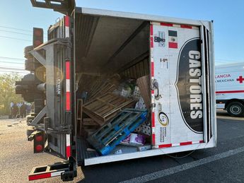 Caja del tráiler que protagonizó el choque traía productos de supermercado. | Marcela Cuevas