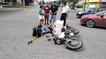 Motociclista tendido en el pavimento luego del accidente. | Erik Solheim Rocha