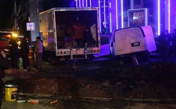 El conductor de un vehículo de carga atropelló a trabajadores que laboraban en una obra vial /Enrique Luna