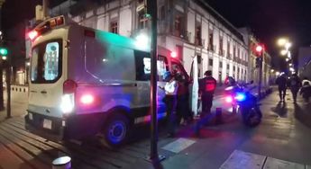 Policía desmayada es trasladada a un hospital / Enrique Luna