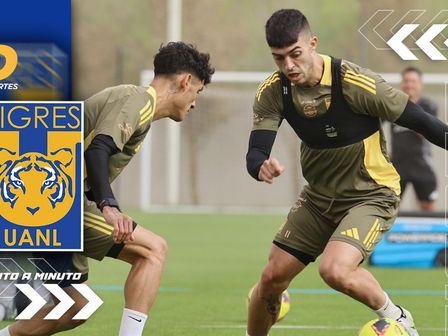 Juan Brunetta encarando a Uriel Antuna en el entrenamiento del jueves