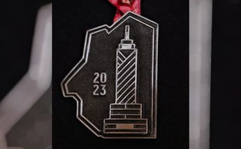 La medalla esta inspirada en la Torre Latinoamericana / Twitter: @martibatres