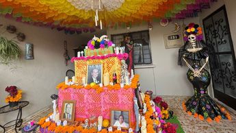 El altar tiene la impresionante catrina y el altar, decorados con flores, veladoras y elementos tradicionales.| Martin Ocañas