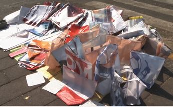 Hombre reutiliza propaganda política para hacer bolsas/ Especial