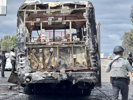 Así quedó una unidad del transporte público, luego de que fue incendiada en la autopista México-Puebla, con bombas molotov / Es Imagen