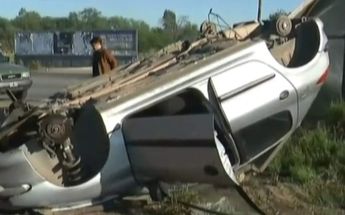 Auto volcado y sin ruedas. | Cortesía: El Doce TV