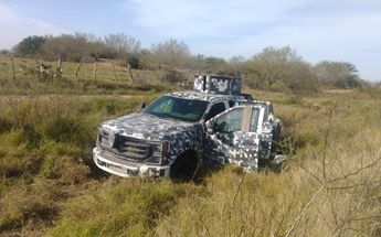 La camioneta con blindaje artesanal es conocida como "Monstruo" y era usada por el grupo criminal. | Cortesía