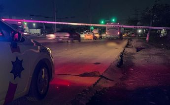 La mujer salió proyectada varios metros después de ser embestida por la unidad del transporte público. | Ángel Mercado