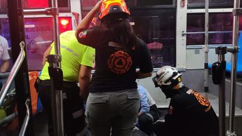En total fueron seis personas atendidas por paramédicos en el lugar. | Especial