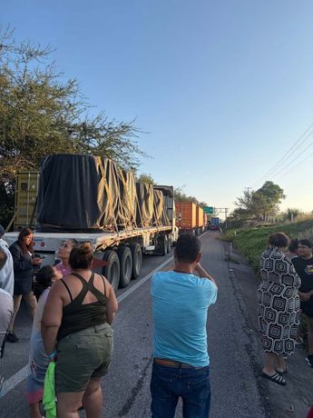 familias y conductores permanecen varados en la autopista. | Cortesía