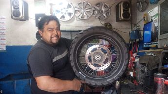 Luis Manuel Corona, de la Vulcanizadora Pavón, explica que la reparación total de una llanta puede superar los 2 mil pesos | Leslie Mora