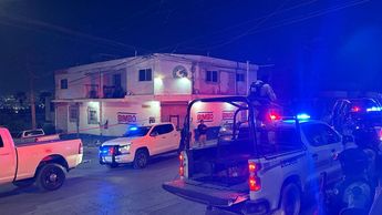 Paramédicos valoraron al hombre y confirmaron su muerte. | Ángel Mercado
