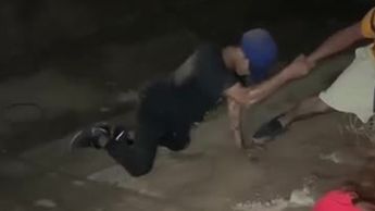 VIDEO | Rescatan a joven herido tras caída por lluvias en canal de riego en Torreón