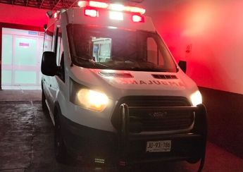 Ambulancia en donde trasladaron a las jóvenes lesionadas / Vicente Torres Alfaro
