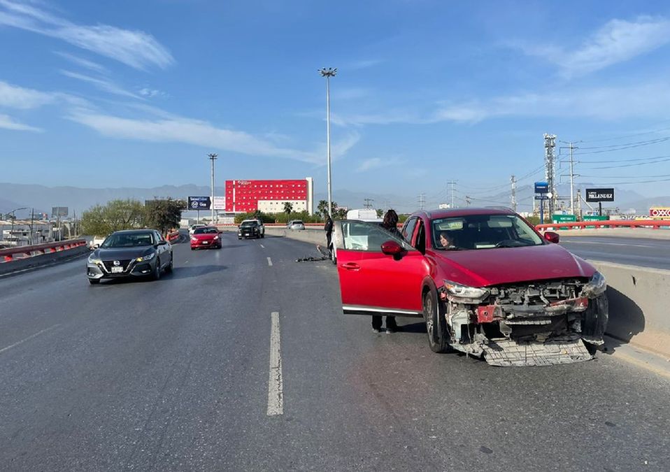 Choque en avenida Miguel Alemán en Apodaca. / Monserrat Contreras