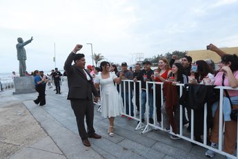 Transeúntes que pasaban por el sitio también festejaron la boda pese a no conocer a la pareja / Juan Carlos Bautista