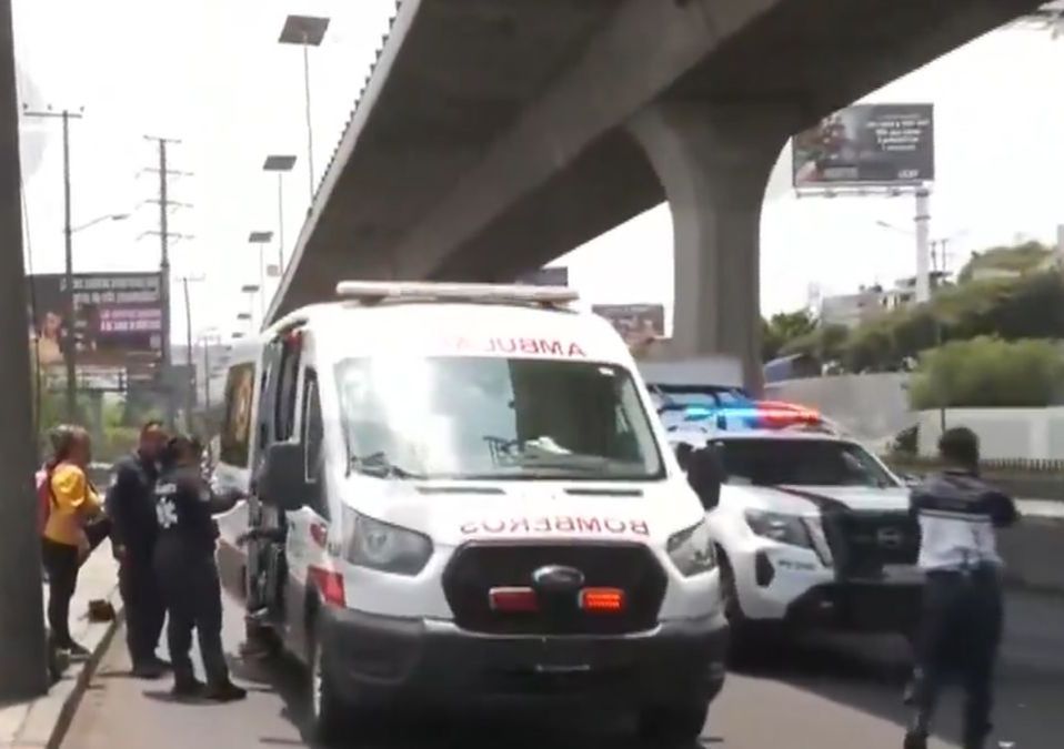 El hombre viajaba a bordo de una moto por aplicación cuando un camión los arrolló en la México-Querétaro. | Telediario