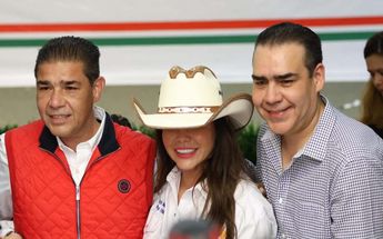 Francisco Treviño (izq.), Karina Barrón y Heriberto Treviño en la sede estatal del PRI. | Jorge López
