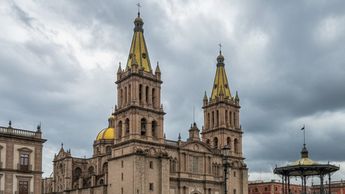 Podría haber cielo nublado y lluvia este domingo 12 de octubre en Guadalajara | Generado con Gemini IA