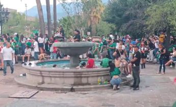 Niños se bañan en la fuente durante pausa de hidratación. | Lolita Lastra
