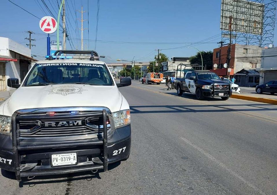 Ambulancia atropella y deja grave a hombre en Monterrey. | Agustín Martínez