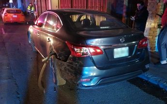 La camioneta chocó contra un Nissan Sentra estacionado. | Marcela Cuevas