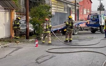 Vuelca y choca contra domicilio en colonia Oceanía.