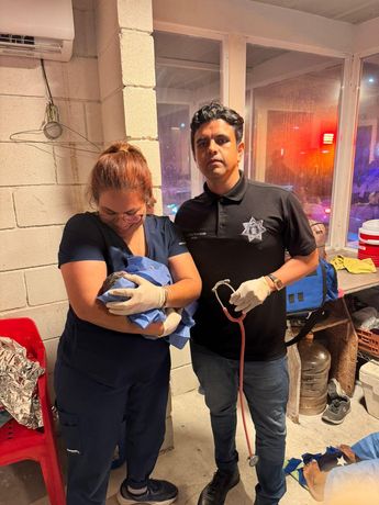 Elementos de auxilio de la Policía de Santa Catarina tras el nacimiento del bebé. | Cortesía