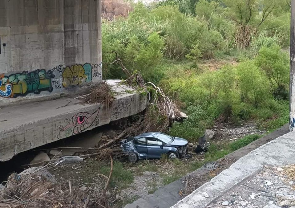 Joven de 17 años resulta ilesa tras caer con su auto al río Santa Catarina. | Cynthia Pardo