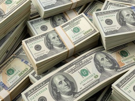 El precio del dólar se puede ver afectado por factores políticos. | Magnific