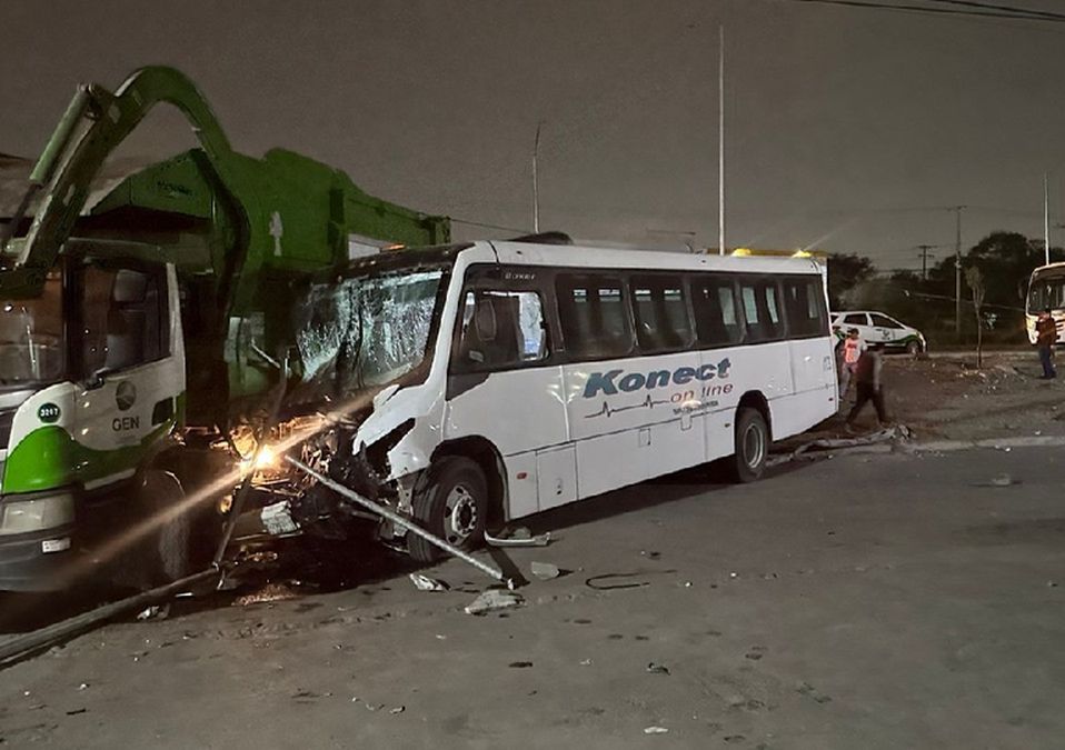 Hasta el sitio se trasladaron elementos de Tránsito de Apodaca quienes auxiliaron a los ocupantes del transporte de personal. | Edgar Plata