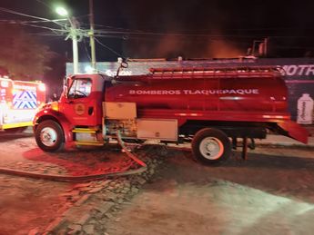 Bomberos confirmaron que el fuego sólo quedó en daños materiales. | Vicente Torres Alfaro