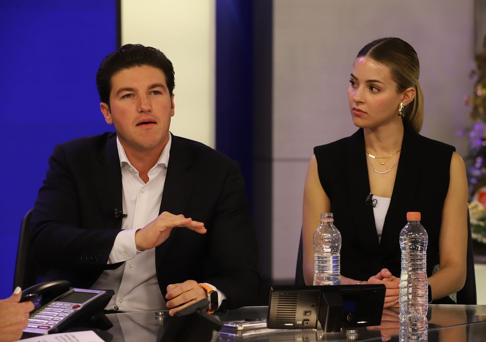 Mariana Rodríguez y Samuel García en Telediario / Roberto Alanís