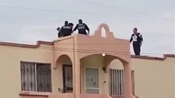 Sujeto intoxicado desata caos en la colonia Santa Fe de Torreón; Trepa a azoteas para evadir a la justicia / VIDEO