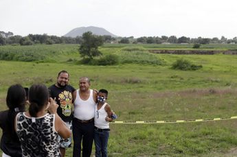 El turismo en el socavón en Puebla incluyó a decenas de familias que se tomaban la foto del recuerdo / Agencia Cuartoscuro