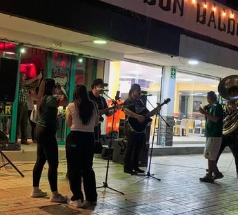 Banderas, caravanas y música marcaron otra noche de reunión para la afición de Saltillo, que convirtió la Alameda en el escenario del último encuentro