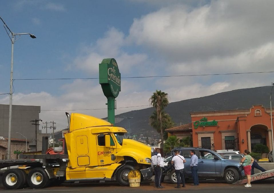 Tráiler choca contra camioneta donde viajaba familia en San Nicolás. | Sandra González