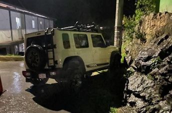 Tras chocar en presunto estado de ebriedad, la camioneta del exdelegado se impactó contra un poste propiedad de la CFE / Especial