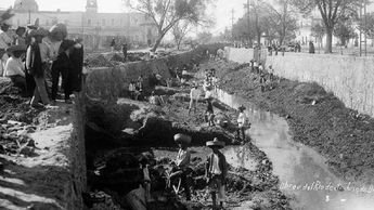 Trabajadotes instalando el entubamiento en el río San Juan de Dios en 1890