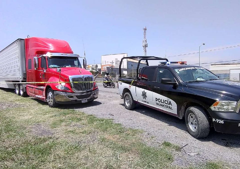 Delincuentes someten a trailero y se roban 20 toneladas de carne en Ciénega de Flores. | Agustín Martínez