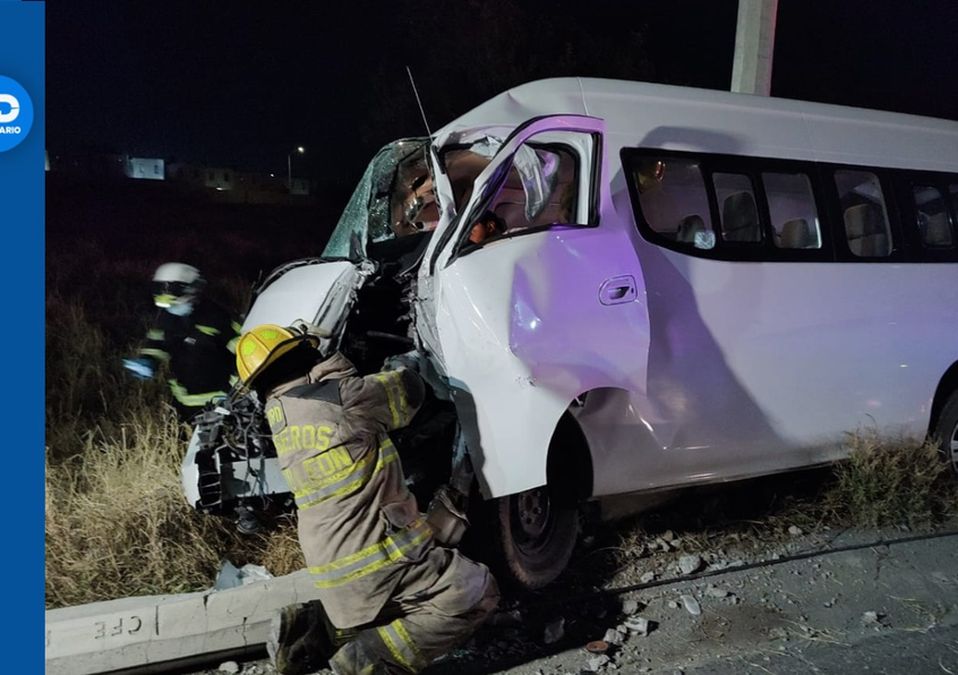 Conductor de transporte de pasajeros queda atrapado tras chocar contra poste en avenida Lincoln. | Agustín Martínez
