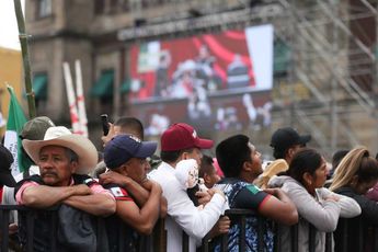 Simpatizantes de Morena observan la toma de posesión de Claudia Sheinbaum en la Plaza de la Constitución / Araceli López