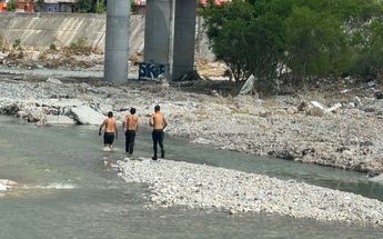 Regios se bañan en Arroyo del Obispo por falta de agua | Marcela Cuevas