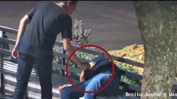 Momento del robo captado en cámaras de seguridad pública de Monterrey. | Cortesía