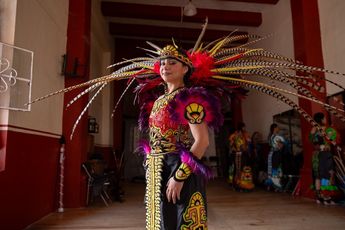 Los penachos coloridos y la vestidura prehispánica dieron el toque de indumentaria tradicional a las danzantes poblanas / Hugo Zuviri